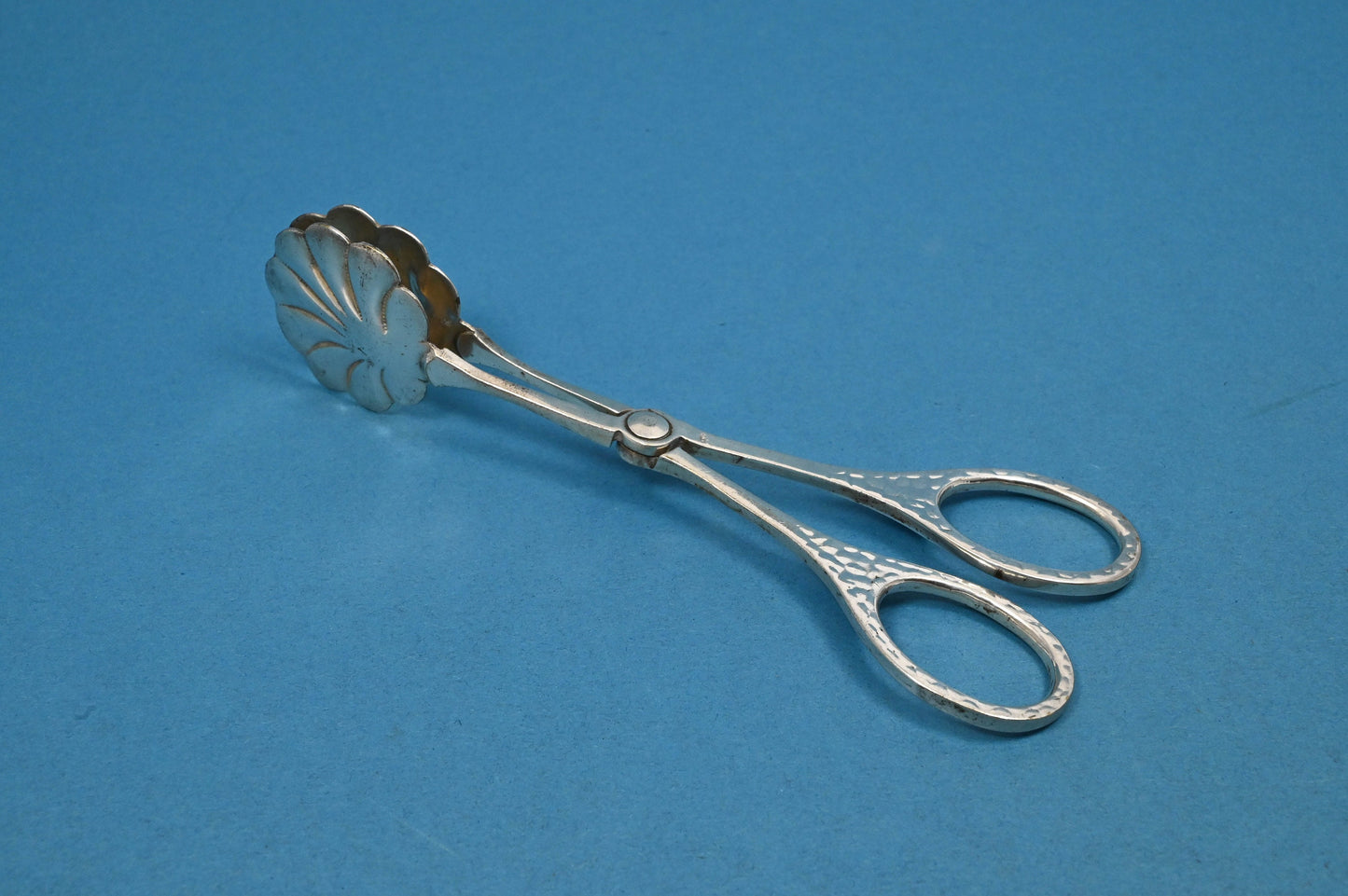 Kleine versilberte Gebäckzange