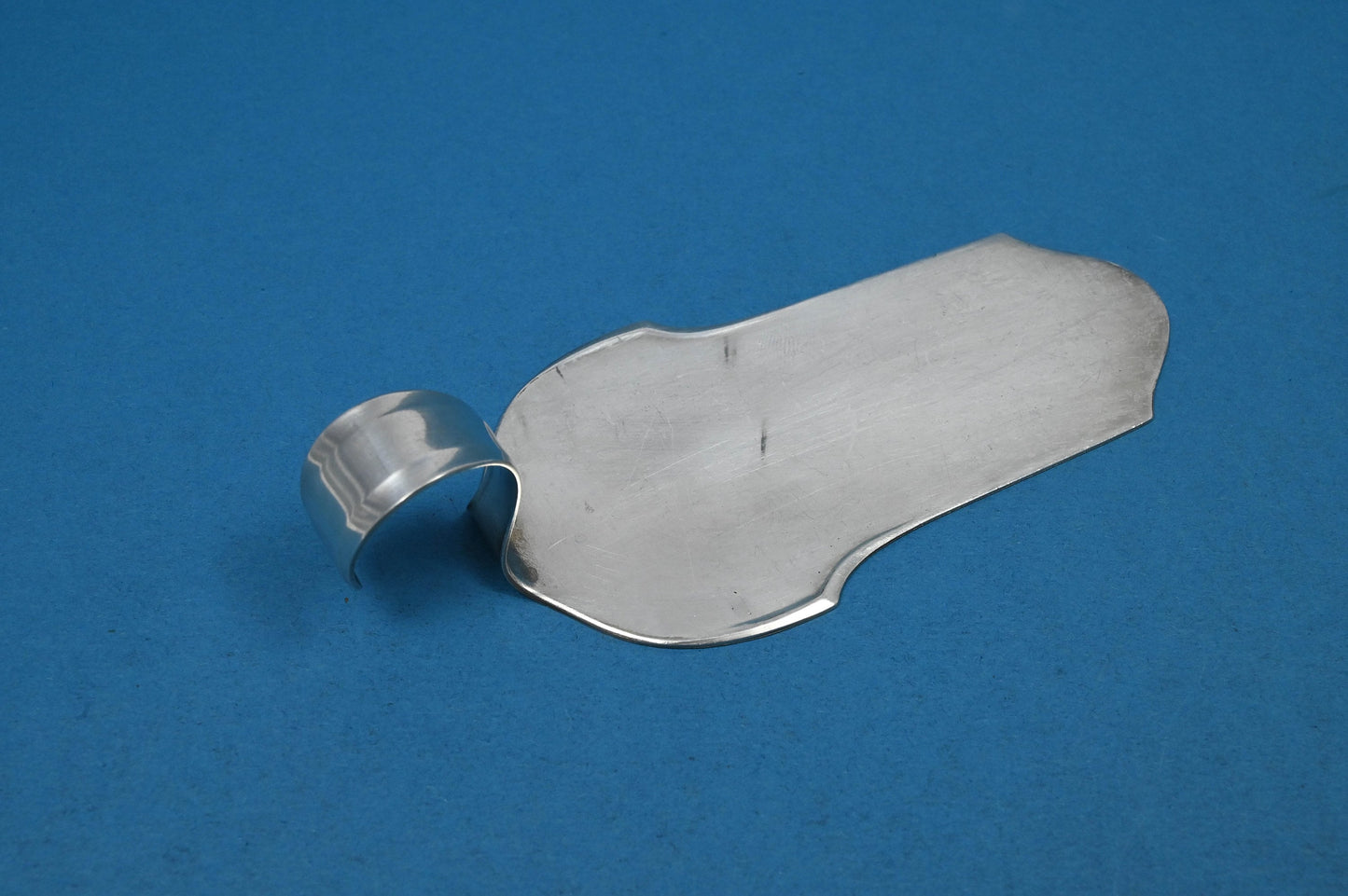 Versilberter Gebäckheber