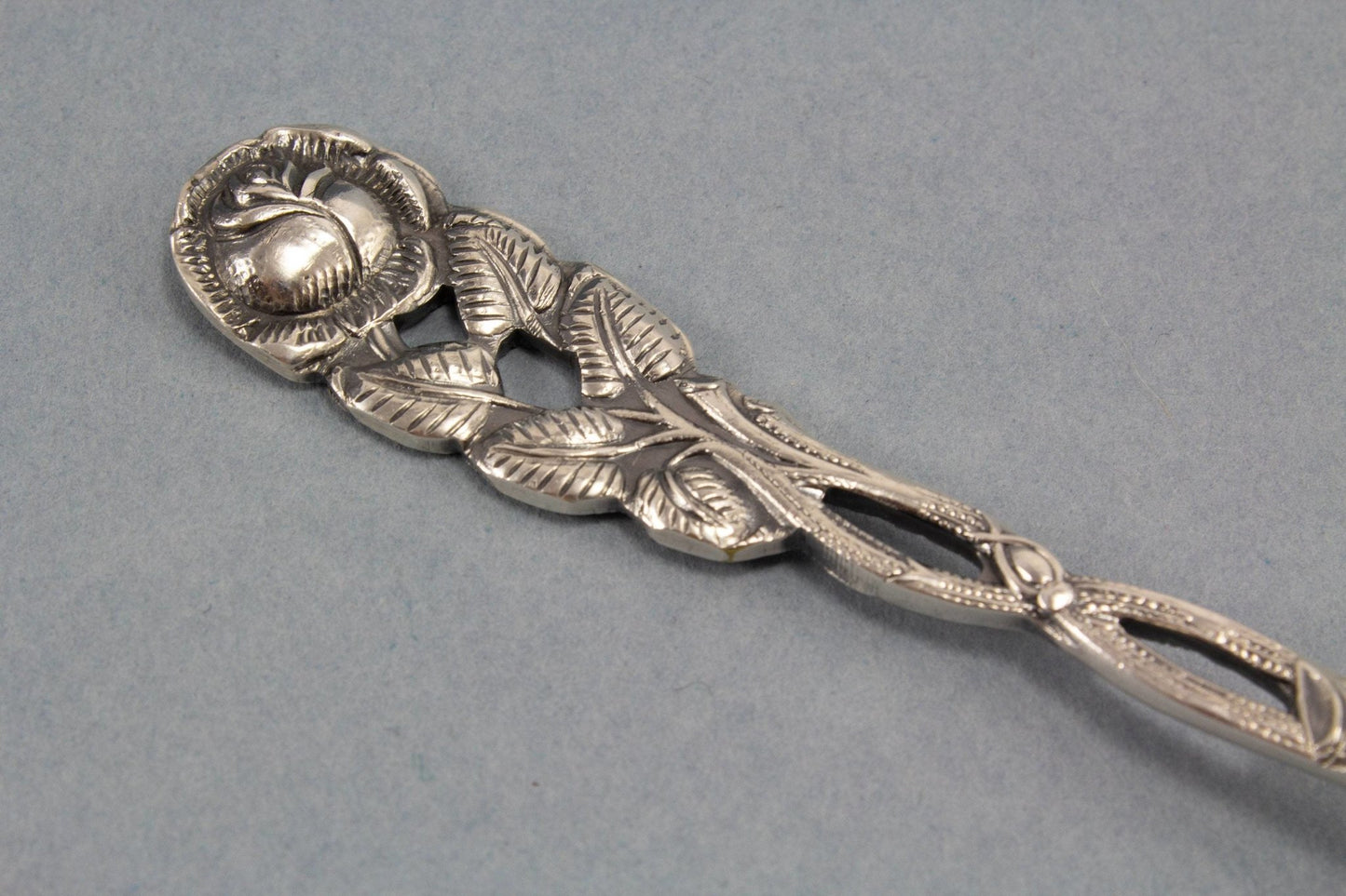 Kleiner versilberter Zuckerlöffel mit Rosenmuster - Löffelland