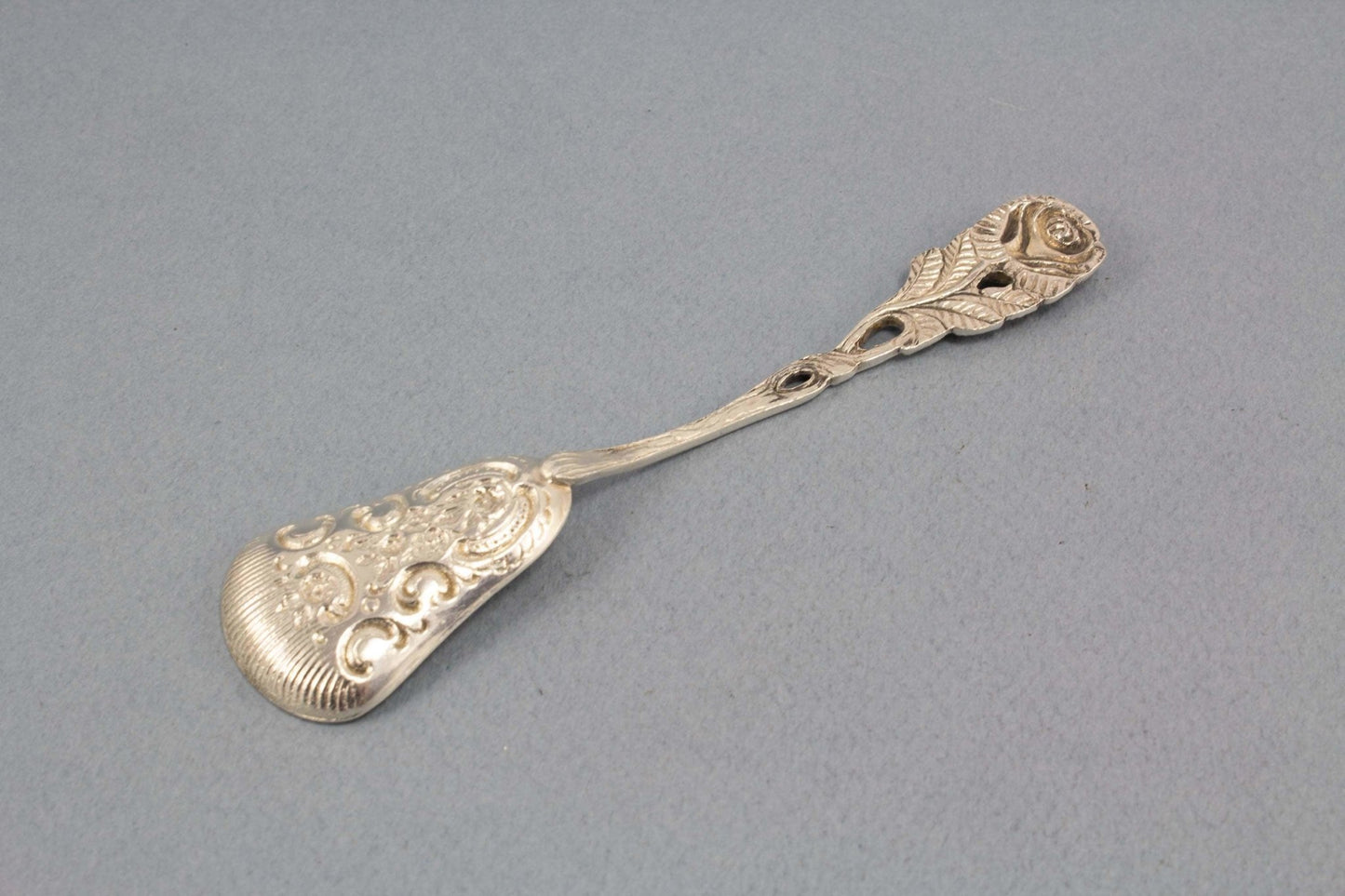 Kleiner Zuckerlöffel, Hildesheimer Rose, Antiko, versilbertes Besteck - Löffelland
