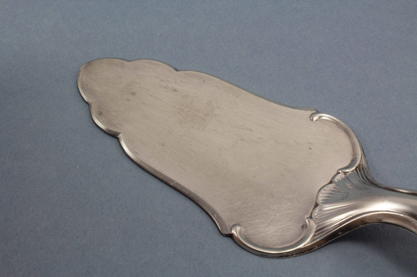 Seltener Gebäckheber, versilbert, Jugendstil - Löffelland