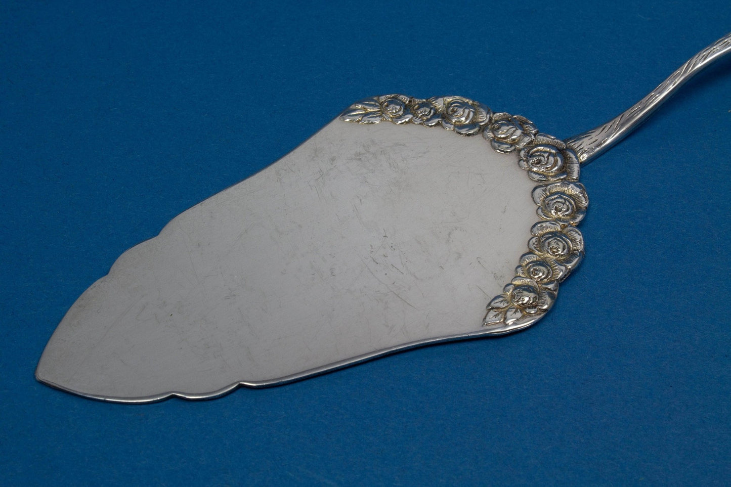 Tortenheber mit einem passenden Sahnelöffel, Rosendekor, versilbert - Löffelland