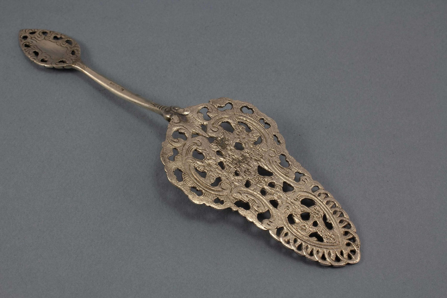 Tortenheber mit Rosendekor und Putti, versilberter Gebäckheber mit Durchbrüchen - Löffelland