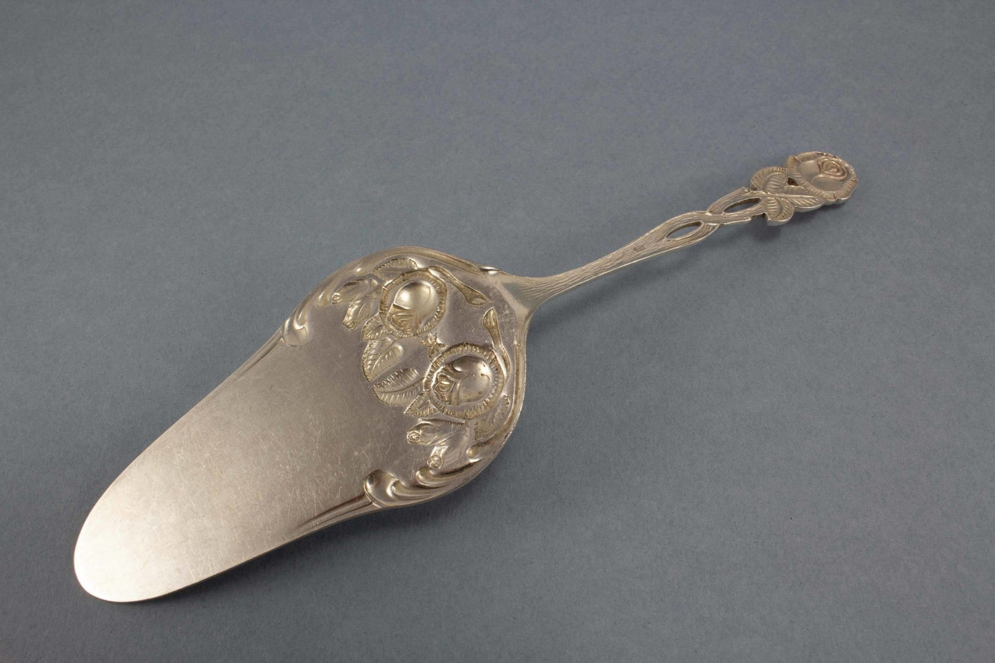 Tortenheber mit Rosendekor, versilberter Gebäckheber - Löffelland