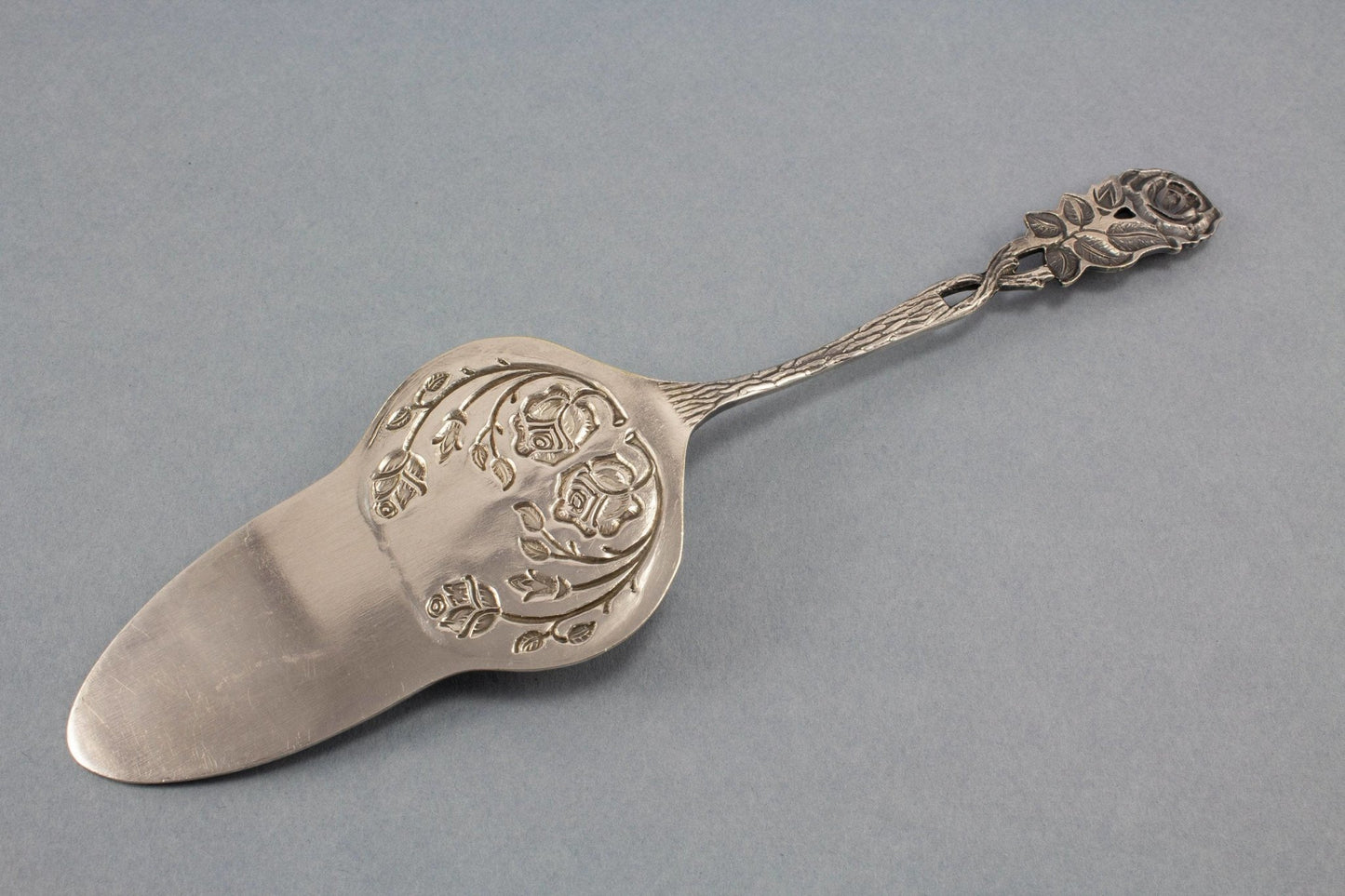 Tortenheber mit Rosendekor, versilberter Gebäckheber - Löffelland