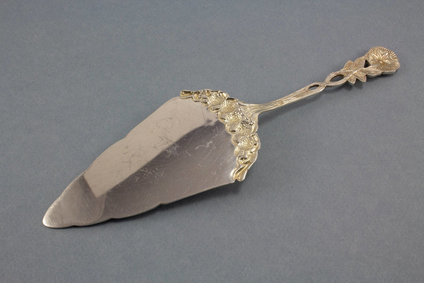 Tortenheber mit Rosendekor, versilberter Gebäckheber - Löffelland
