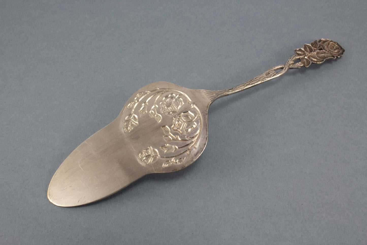 Tortenheber mit Rosendekor, versilberter Gebäckheber - Löffelland
