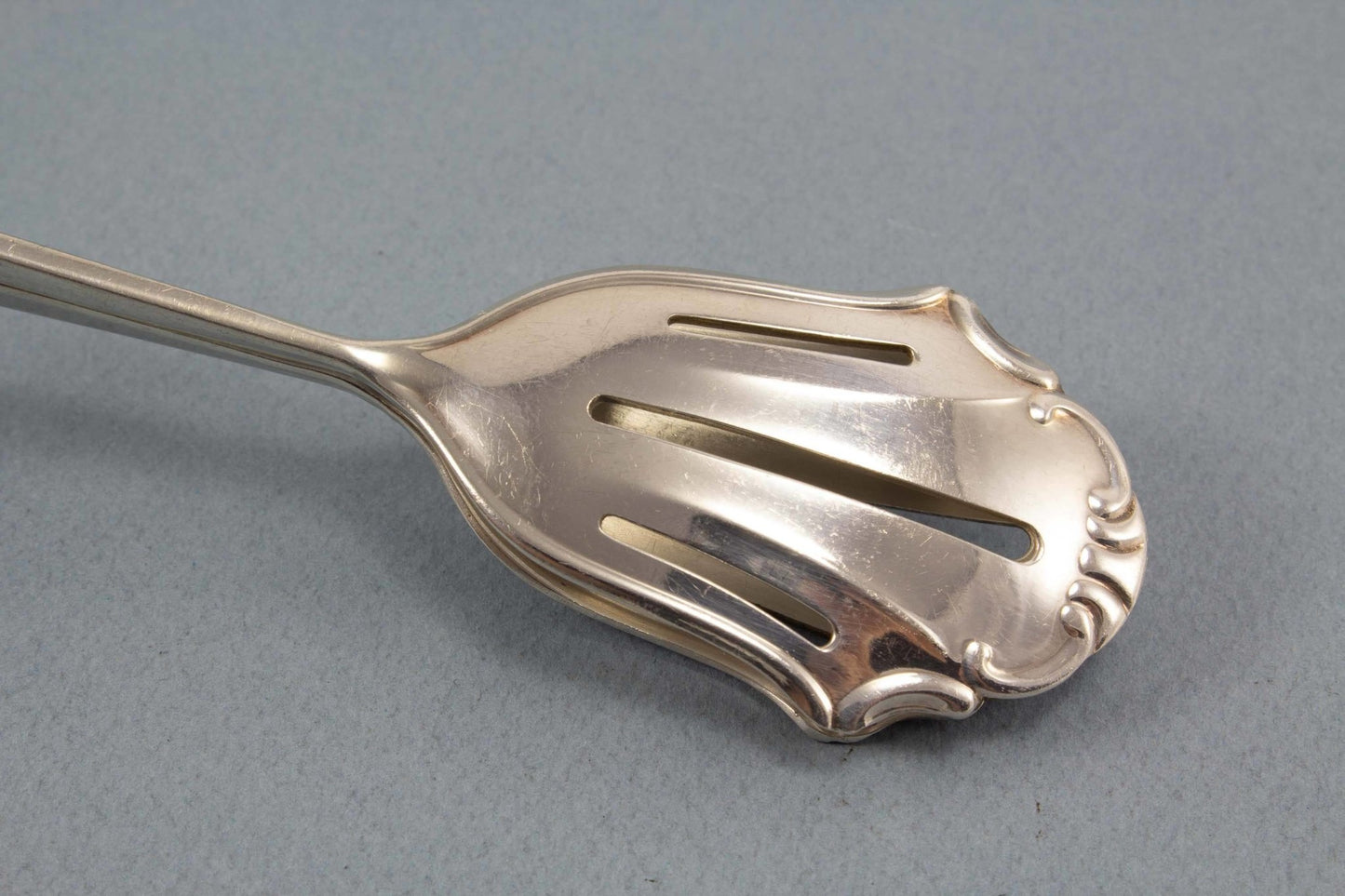 Versilberte Gebäckzange, Art Deco - Löffelland