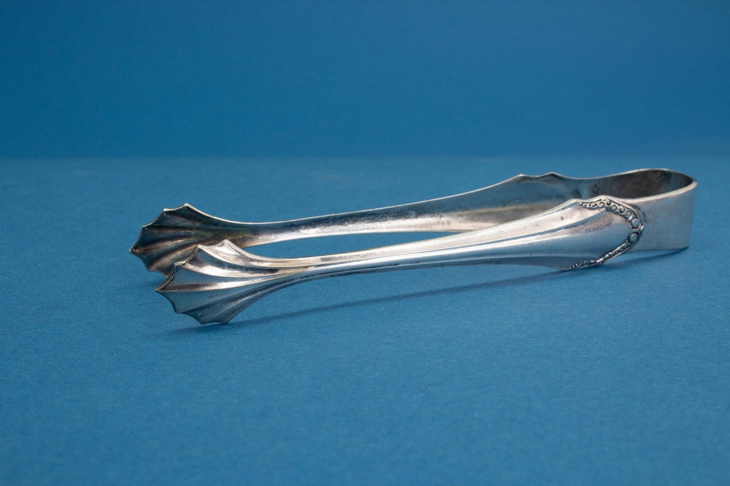 Versilberte Zuckerzange im Jugendstil , Zange für Zucker - Löffelland