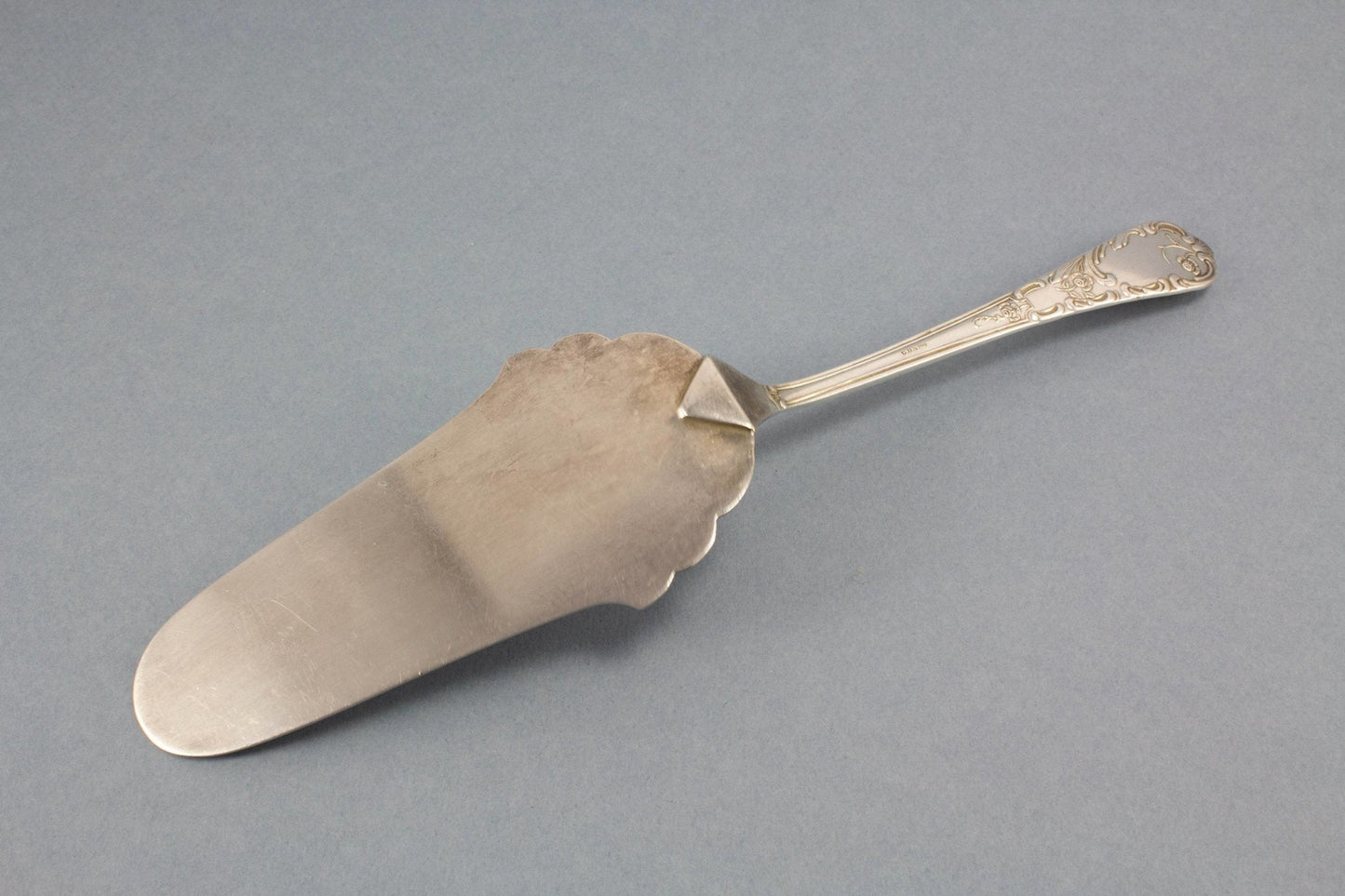Versilberter Rokoko Tortenheber - Löffelland