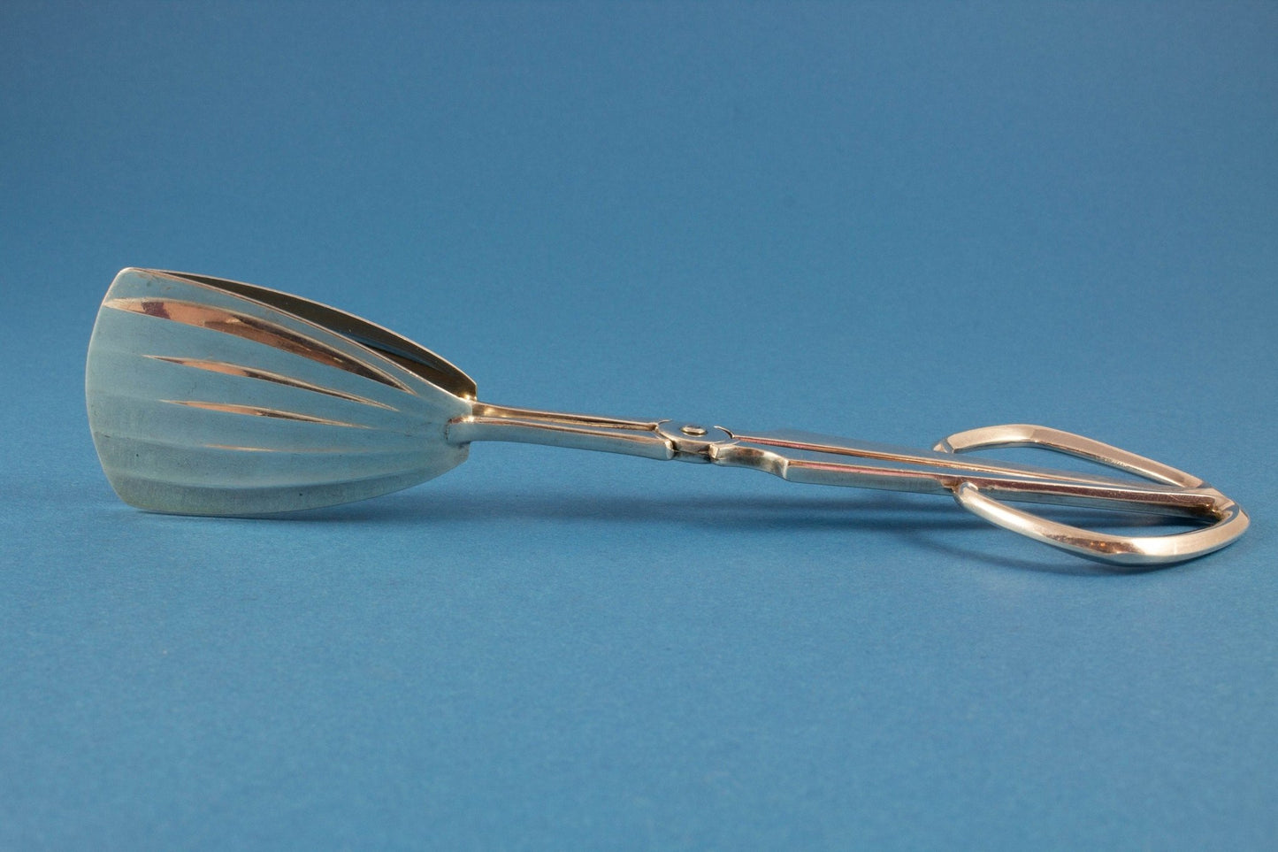 Wunderschöne versilberte Gebäckzange mit Art Deco-Muster - Löffelland