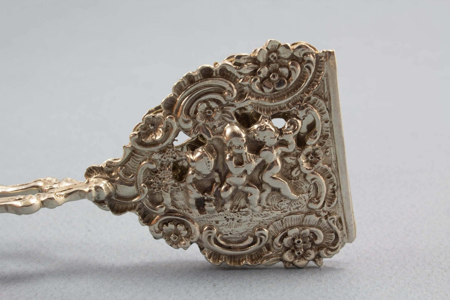Zierliche Gebäckzange aus 800er Silber, Kekszange mit Putti - Löffelland