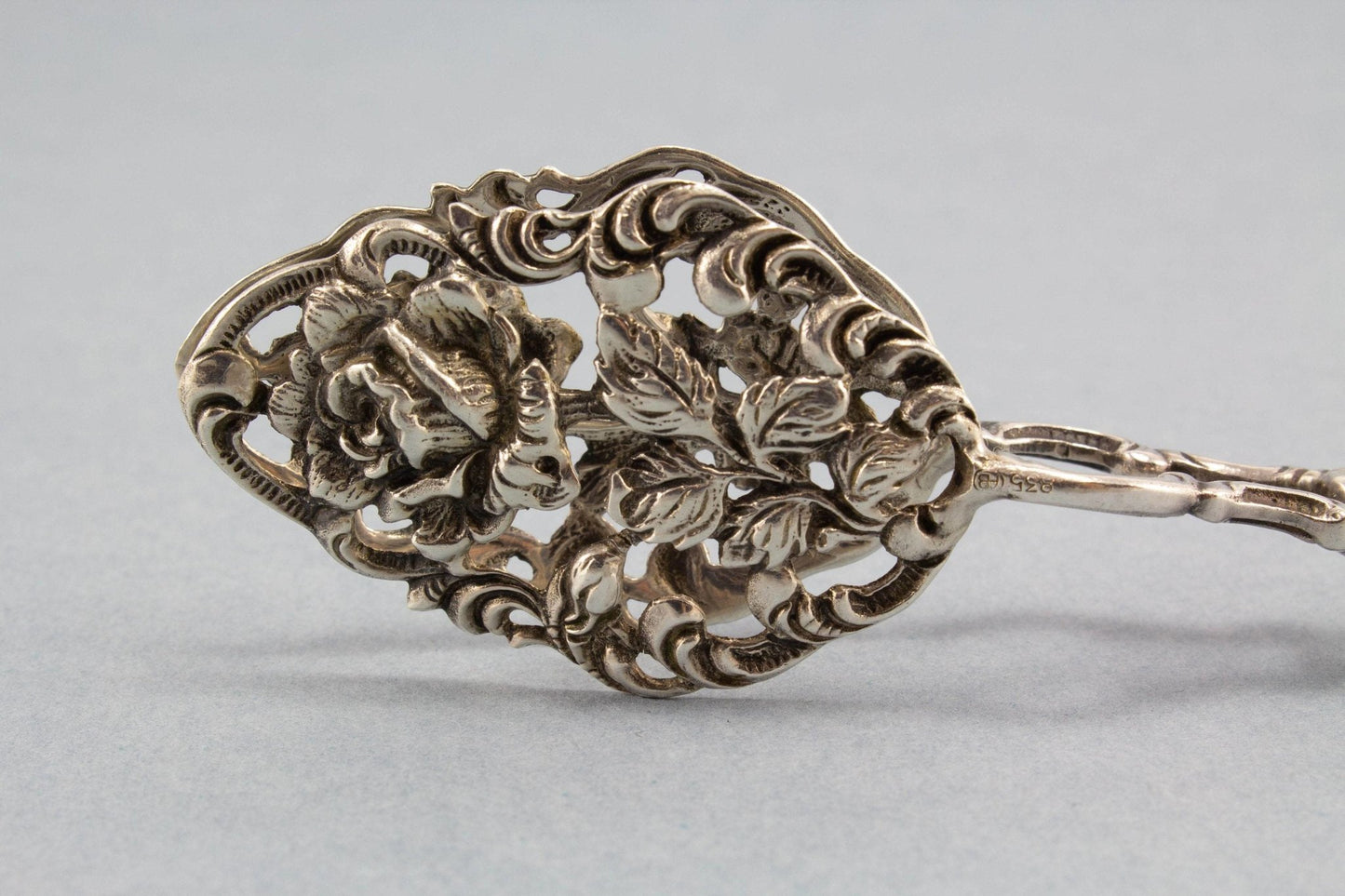 Zierliche Gebäckzange aus Silber, Kekszange mit schönem Dekor - Löffelland