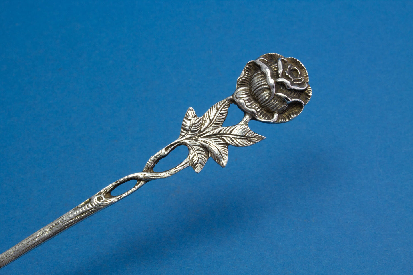 Großer Sahnelöffel mit Rosen, Silber