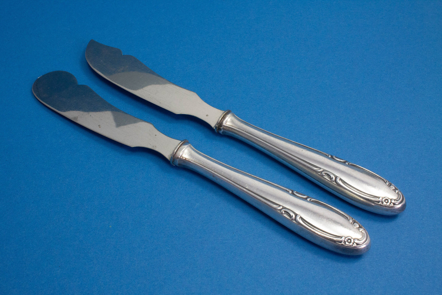 Silver-plated cheese knives and butter knives with small flowers