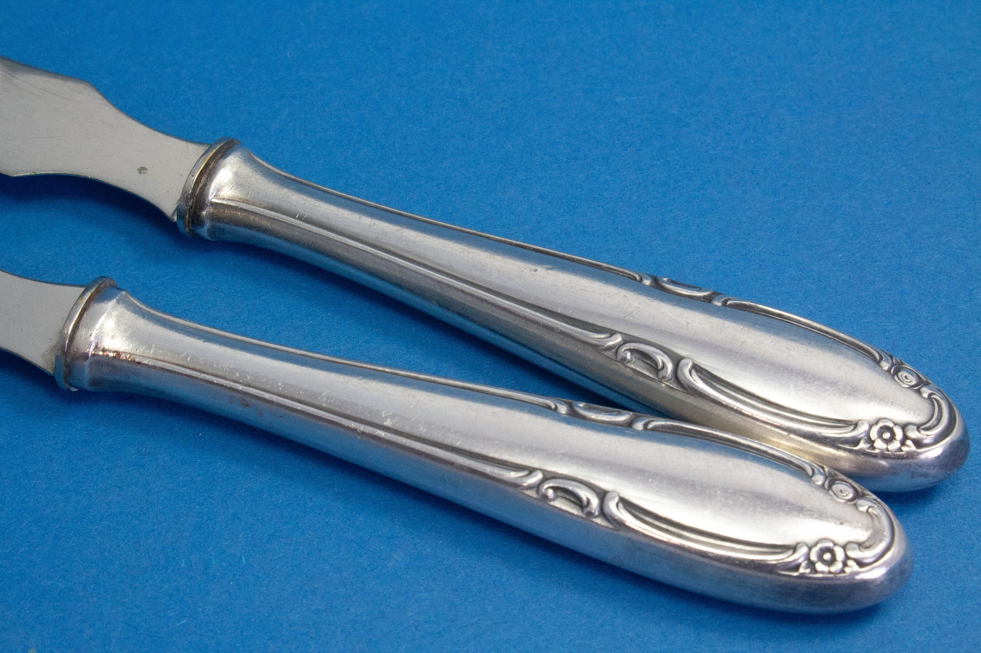 Silver-plated cheese knives and butter knives with small flowers