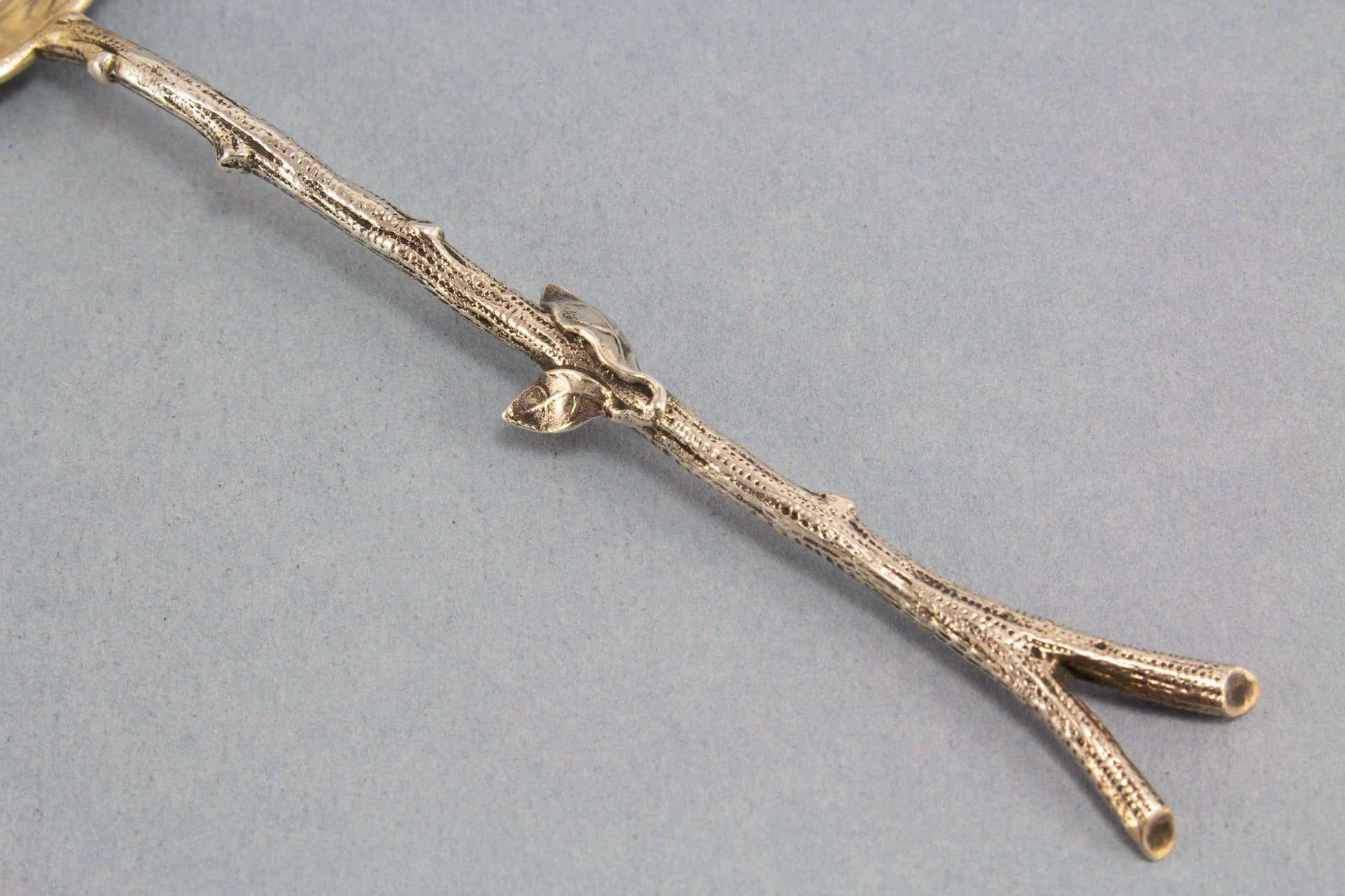 Zuckerstreulöffel, 800er Silber mit Blätterdeko, Jugendstil, Wilhelm Binder, 1900