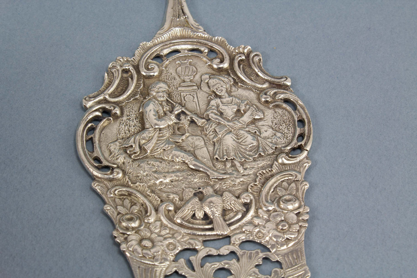 Edler silberner Gebäckheber mit einer Liebesszene, musizierendes Paar und Turteltauben, 800er Silber
