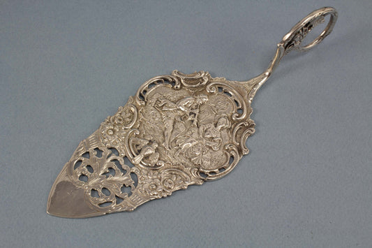 Edler silberner Gebäckheber mit einer Liebesszene, musizierendes Paar und Turteltauben, 800er Silber