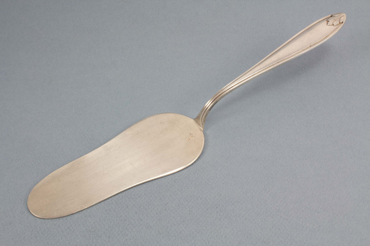 Beautiful silver plated cake server by WMF with akanthus pattern 