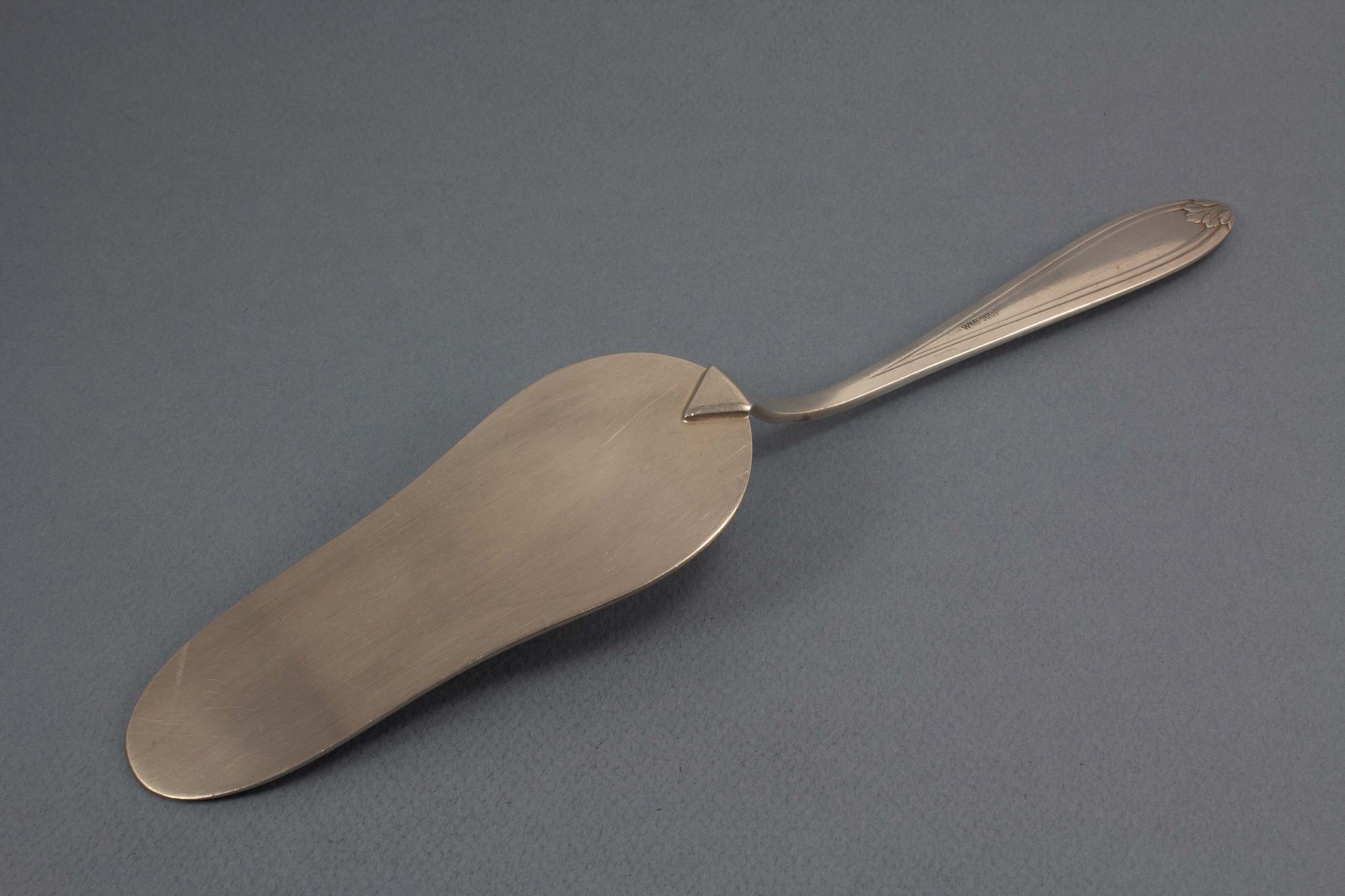 Beautiful silver plated cake server by WMF with akanthus pattern 