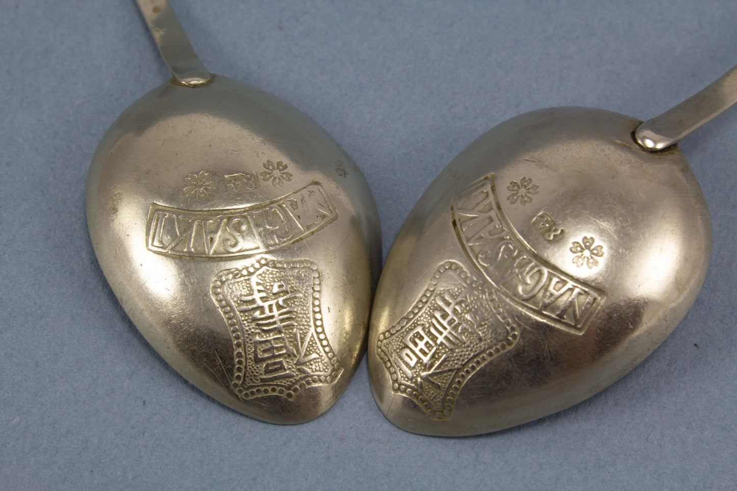 2 silberne Teelöffel mit Drachenmuster, Nagasaki, 84er Silber, Japan