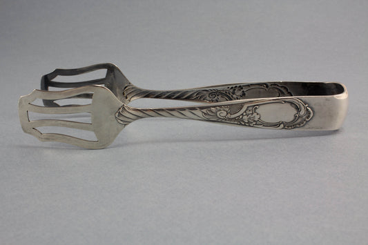 Wunderschöne versilberte Gebäckzange mit einem Rokokomuster