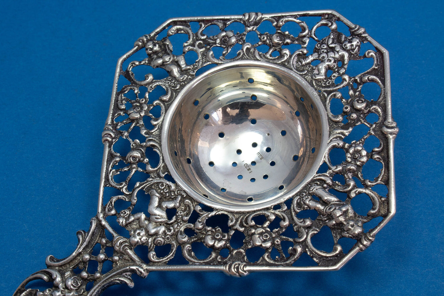 Antikes Teesieb mit besonderen Putti aus 800er Silber, 1900