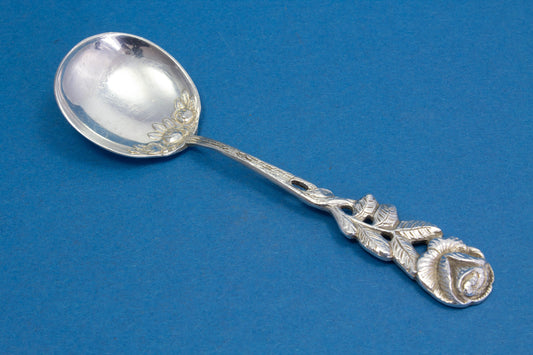 Kleiner Zuckerlöffel mit Rose, versilbertes Besteck