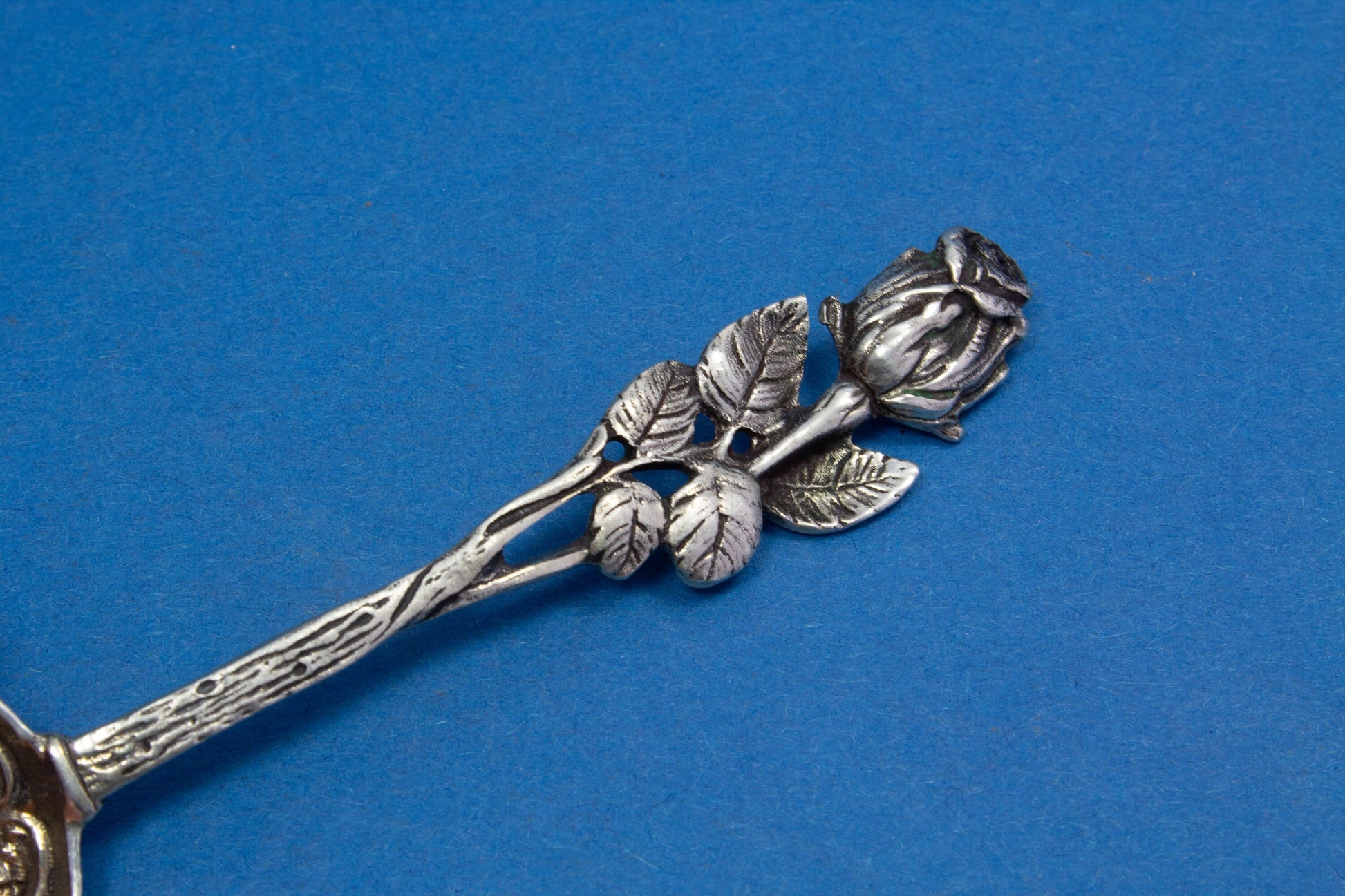Zierlicher Zuckerlöffel aus 800er Silber, Rosenbesteck