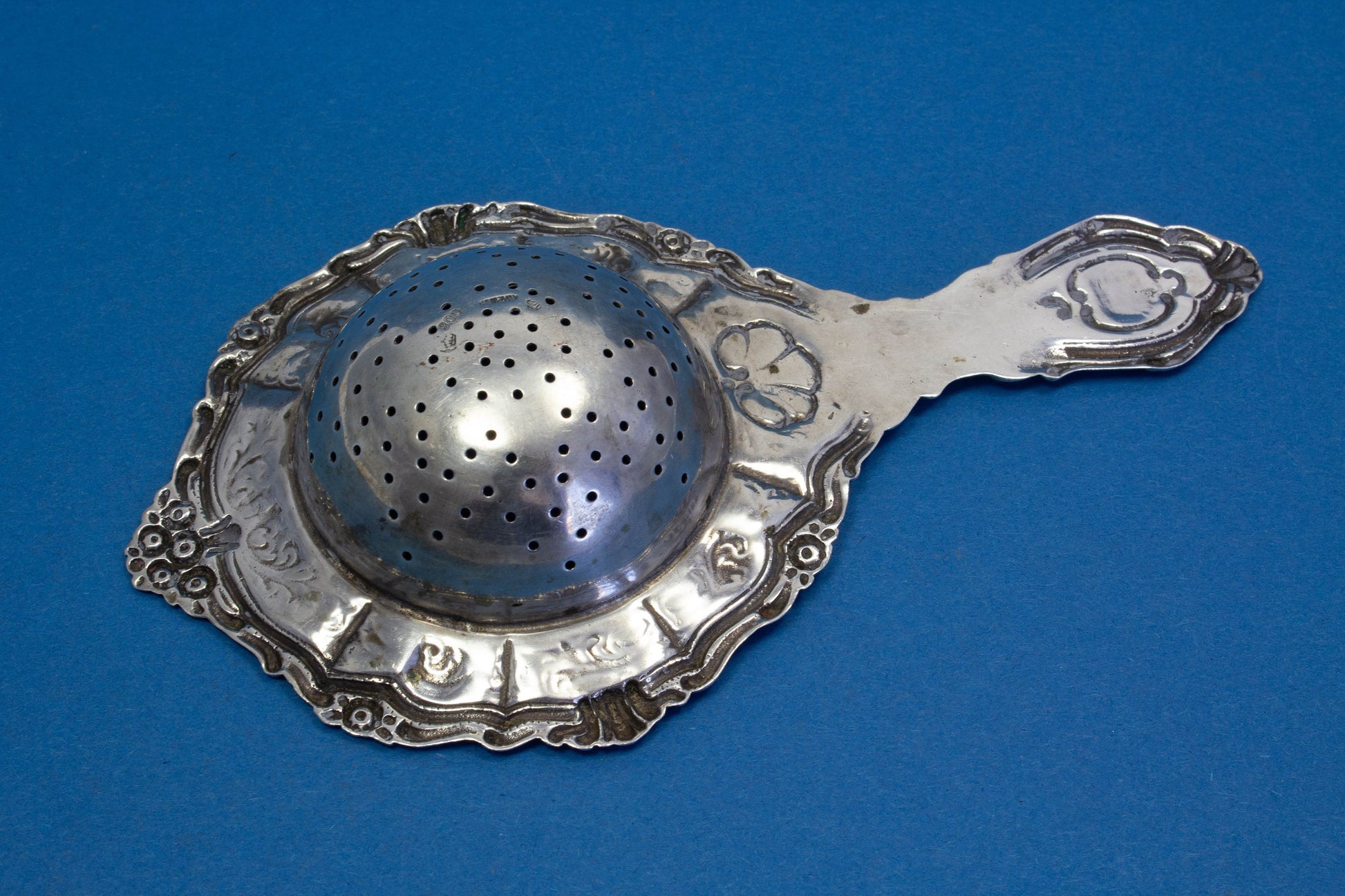 Antikes Teesieb mit besonderen Rokokoverzierungen aus 800er Silber, 1900