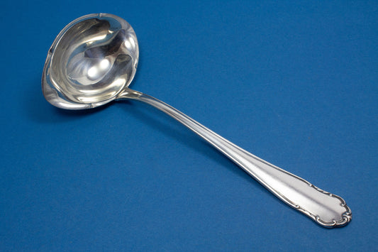 Versilberte Saucenkelle