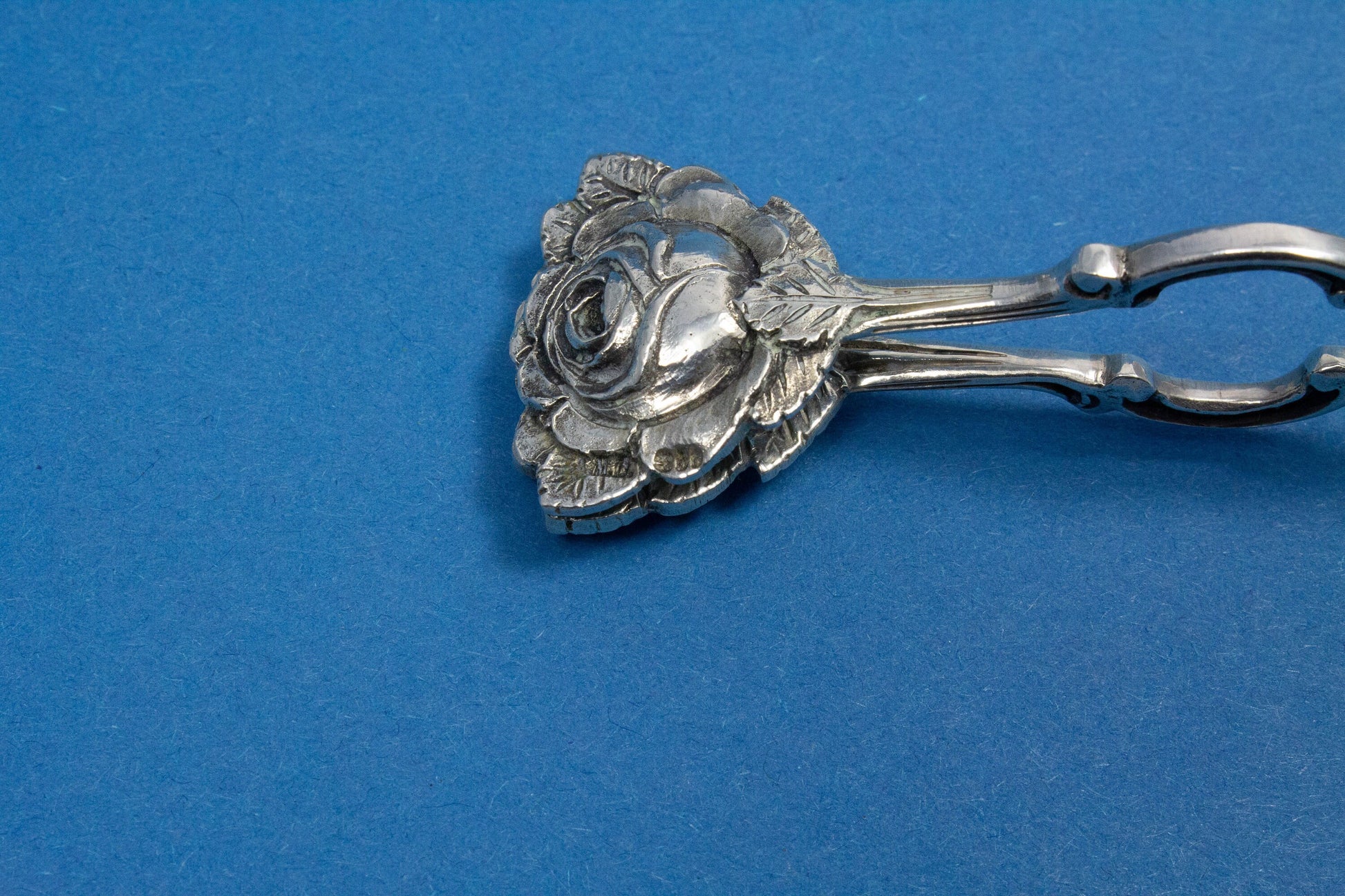 Kleine Gebäckzange aus 800er Silber, Rosenbesteck