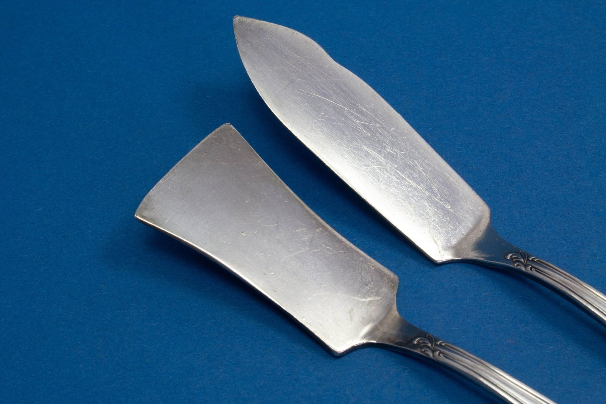 Käsemesser und Buttermesser, versilberte Messer, Rokoko - Löffelland